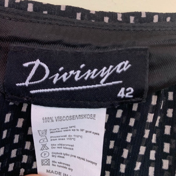 Classic Black & white sheer viscose pleaded skirt just below the knee US 10 - 12 - Picture 9 of 15